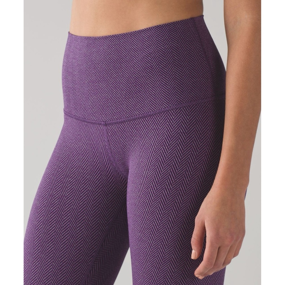 💕 LULULEMON wunder under, giant herringbone black grape heathered purple print